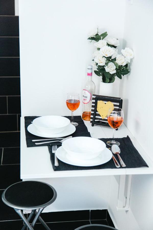 Black & White Apartment With A Gift Soft Panda Budapest Exterior photo