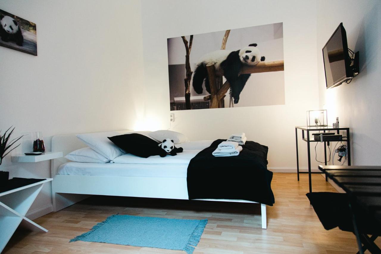 Black & White Apartment With A Gift Soft Panda Budapest Exterior photo