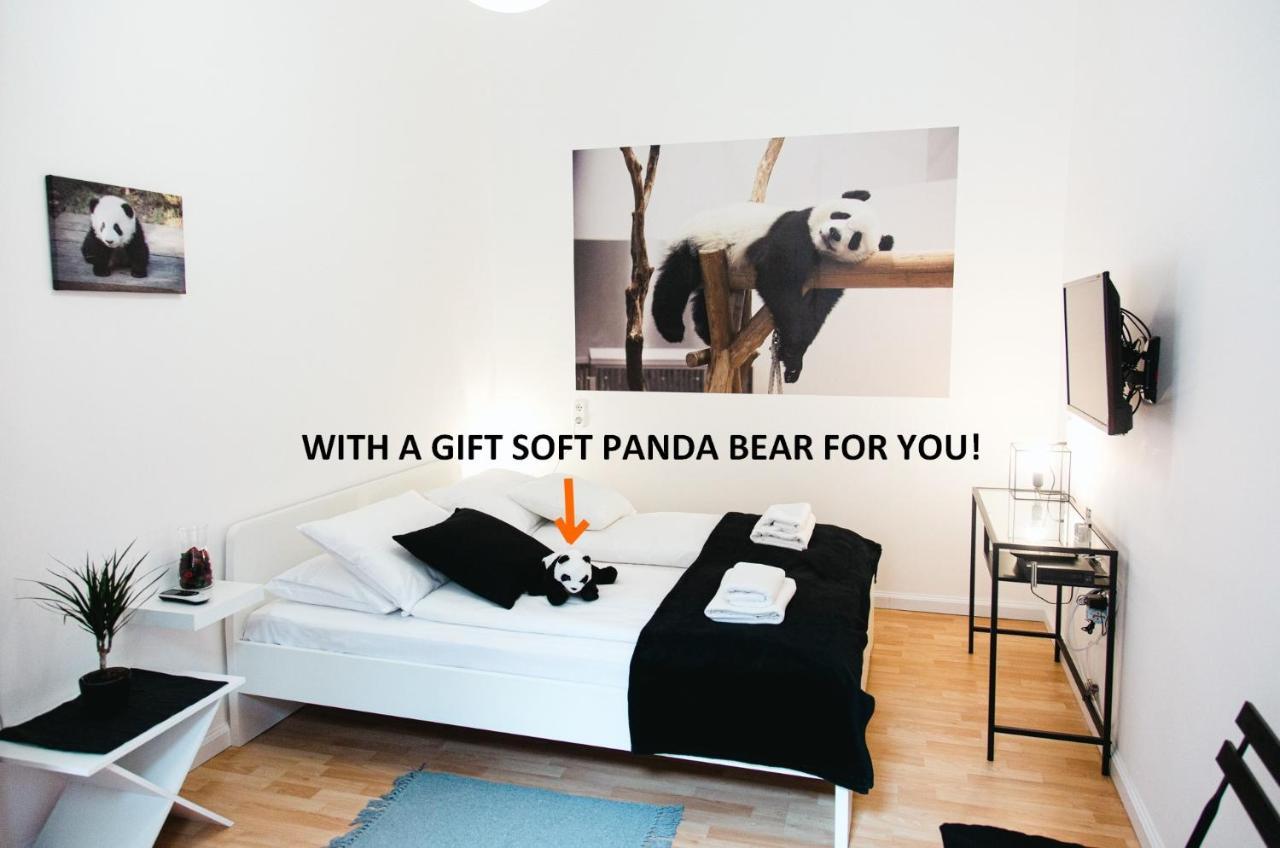 Black & White Apartment With A Gift Soft Panda Budapest Exterior photo
